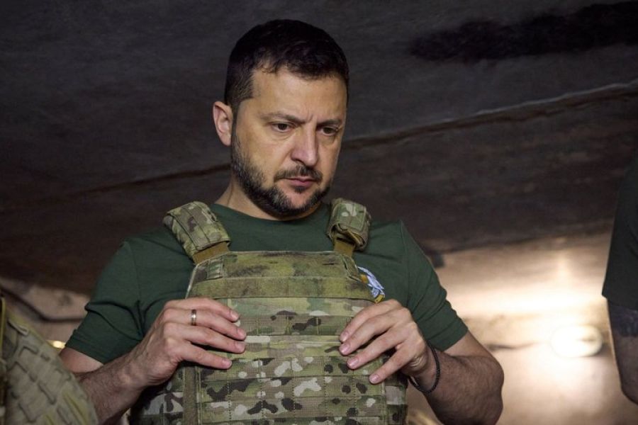 Zelensky dos au mur : Les pressions américaines annoncent-elles un tournant dans la guerre en Ukraine ?