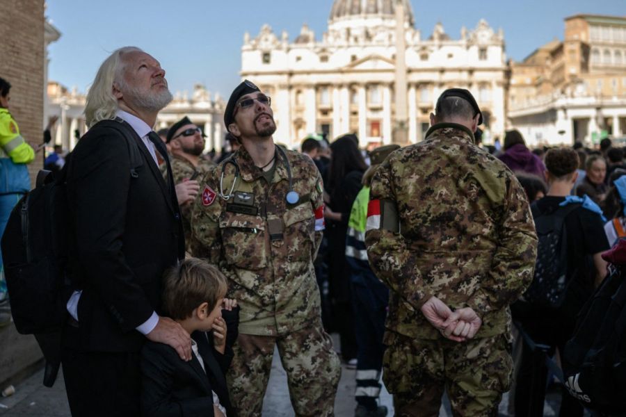 VATICAN. Les images de Julian Assange, le fondateur de Wikileaks, avec sa famille aux funérailles du pape François. Simple curiosité ou signe d'un rapprochement ?