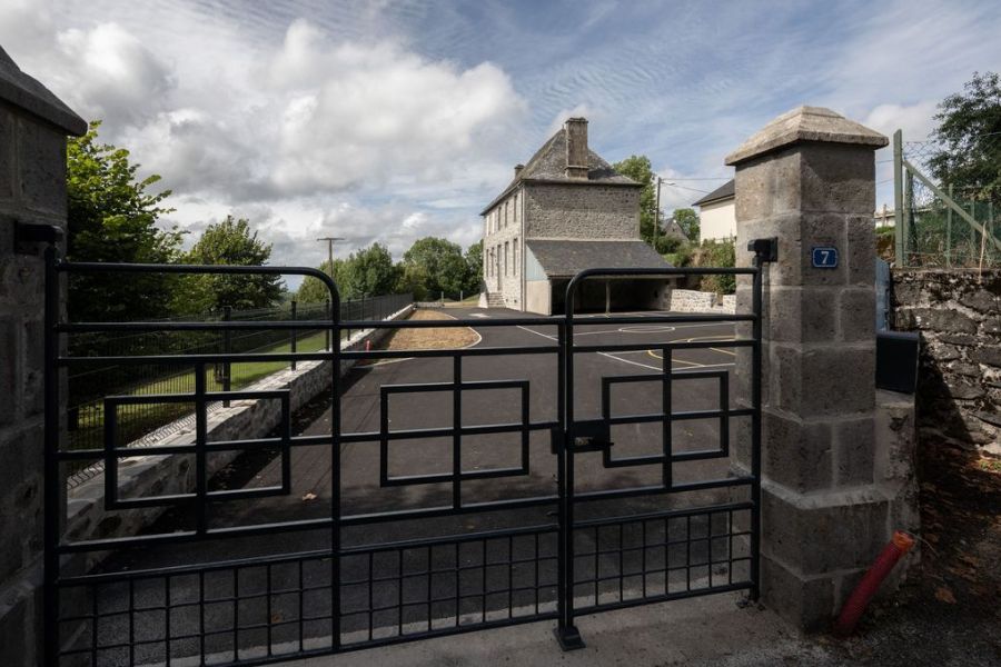 Suicide d’une directrice d’école à cause du harcèlement à Aurillac, la classe politique réagit en ciblant l’Éducation nationale