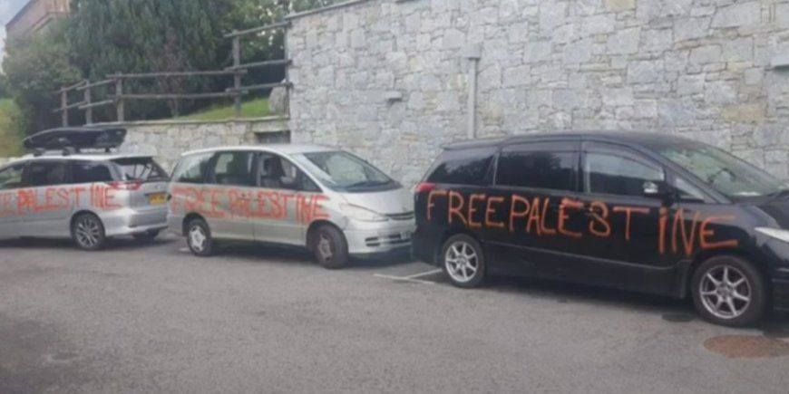 Tags « Free Palestine » sur les voitures de touristes juifs dans les Alpes, enquête pour acte antisémite