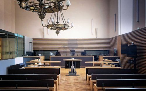 Cannes : Un individu sous OQTF menace des policiers avec un couteau devant le commissariat, criant "Allah Akbar" avant d'être maîtrisé et hospitalisé