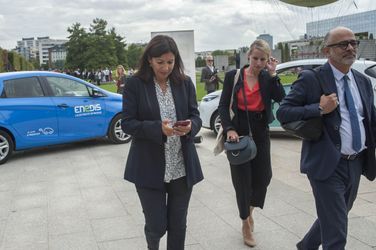 Anne Hidalgo sous pression après avoir accumulé une facture téléphonique exorbitante lors d’un voyage à Tahiti