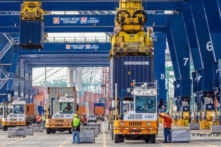 OMONDO ECONOMIE - Fin du blocage des ports américains : accord historique entre dockers et employeurs