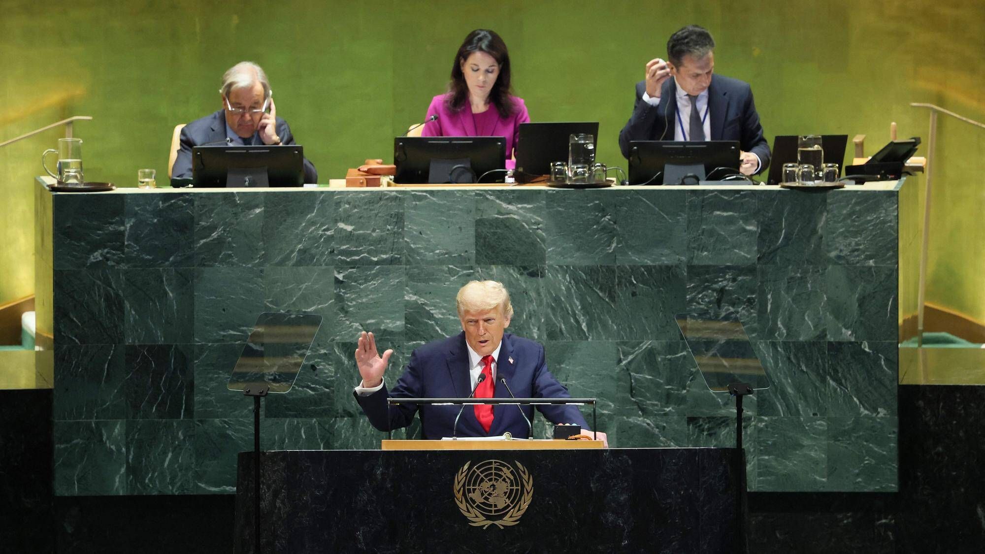 Introduction : Vers un nouvel ordre oligarchique Le 20 janvier 2026 marque une rupture tectonique dans l'histoire des relations internationales. Donald Trump a officialisé la création du "Peace Club" (Le Club de la Paix), une instance supranationale destinée à remplacer, de fait sinon de droit, l'Organisation des Nations Unies. Ce club, dont l'adhésion est conditionnée par le PIB et la puissance militaire, prône une gestion du monde par les "États Forts". Est-ce un pragmatisme nécessaire ou un pas de plus vers le précipice de la guerre totale ? La fin du multilatéralisme égalitaire Depuis 1945, l'ONU repose sur le principe (théorique) de l'égalité souveraine des États. Le "Peace Club" balaie cet héritage. Trump le martèle : « Pourquoi le vote d'une petite nation devrait-il peser autant que celui du pays qui finance la sécurité mondiale ? ». Le Club est dirigé par un directoire composé des USA, de l'Inde, de la Russie, de l'Arabie Saoudite et, de manière plus ambivalente, d'une frange de l'UE menée par les nations les plus riches. Le fonctionnement du Club : La paix par le contrat, pas par la loi Dans le "Peace Club", on ne parle plus de "Droit International", mais de "Deals de Sécurité". Si deux nations entrent en conflit, le Club n'envoie pas de Casques bleus ; il impose une solution commerciale basée sur les intérêts des grandes puissances membres. C'est le règne de la Realpolitik pure, débarrassée de l'hypocrisie humanitaire. •	L'exclusion des pauvres : Les nations dont le PIB est inférieur à un certain seuil n'ont aucun droit de cité. Elles sont reléguées au rang de "Territoires Sous Gérance". •	Le contournement du Conseil de Sécurité : En transférant les financements de l'ONU vers ce nouveau Club, Washington assèche l'organisation genevoise, la condamnant à l'obsolescence bureaucratique. Un pas de plus vers le précipice ? L'analyse des chercheurs en polémologie est terrifiante. Le "Peace Club" recrée les conditions de 1914 : un système d'alliances secrètes et de blocs de puissance sans instance de médiation neutre. En plaçant la richesse au-dessus de la loi, Trump fragilise les nations émergentes et pousse les exclus (le "Sud Global" non-aligné) vers une radicalisation sans précédent. L'ONU était imparfaite, mais elle offrait un espace de parole. Le "Peace Club" offre un espace de transaction. Si la transaction échoue, il ne reste que la force. Ce basculement vers une ploutocratie mondiale, où quelques chefs d'État riches décident du sort des 8 milliards d'humains, pourrait être l'étincelle d'une révolte globale des nations "invisibles". Le précipice n'est plus une métaphore ; il est le sol sur lequel nous marchons désormais.