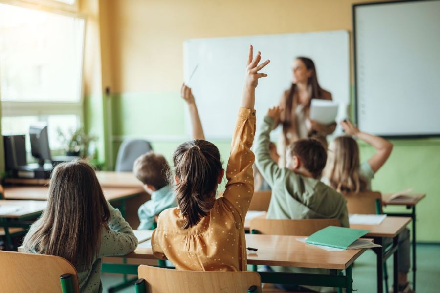 La Mère d'un Élève Étrangle une Enseignante - L'École, Sanctuaire Violé : Quelles Réponses Face à l'Inacceptable ?
