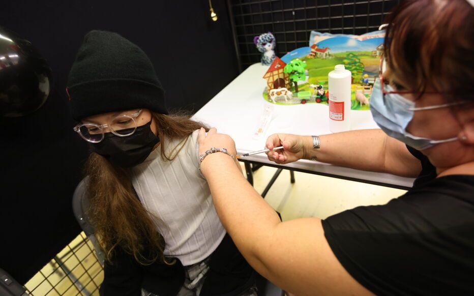 Covid-19 : pourquoi les enfants sont-ils si peu vaccinés en France ?