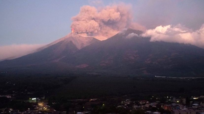 Guatemala : près d'un millier de personnes évacuées après l'éruption du volcan Fuego