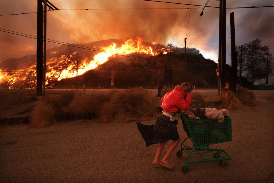 Après les incendies, Los Angeles affronte une tempête et redoute des glissements de terrain