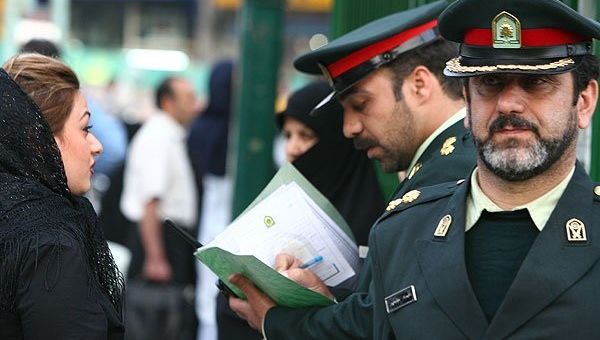 OMONDO SOCIÉTÉ - Iran : Une étudiante défie la police des mœurs, réactions politiques