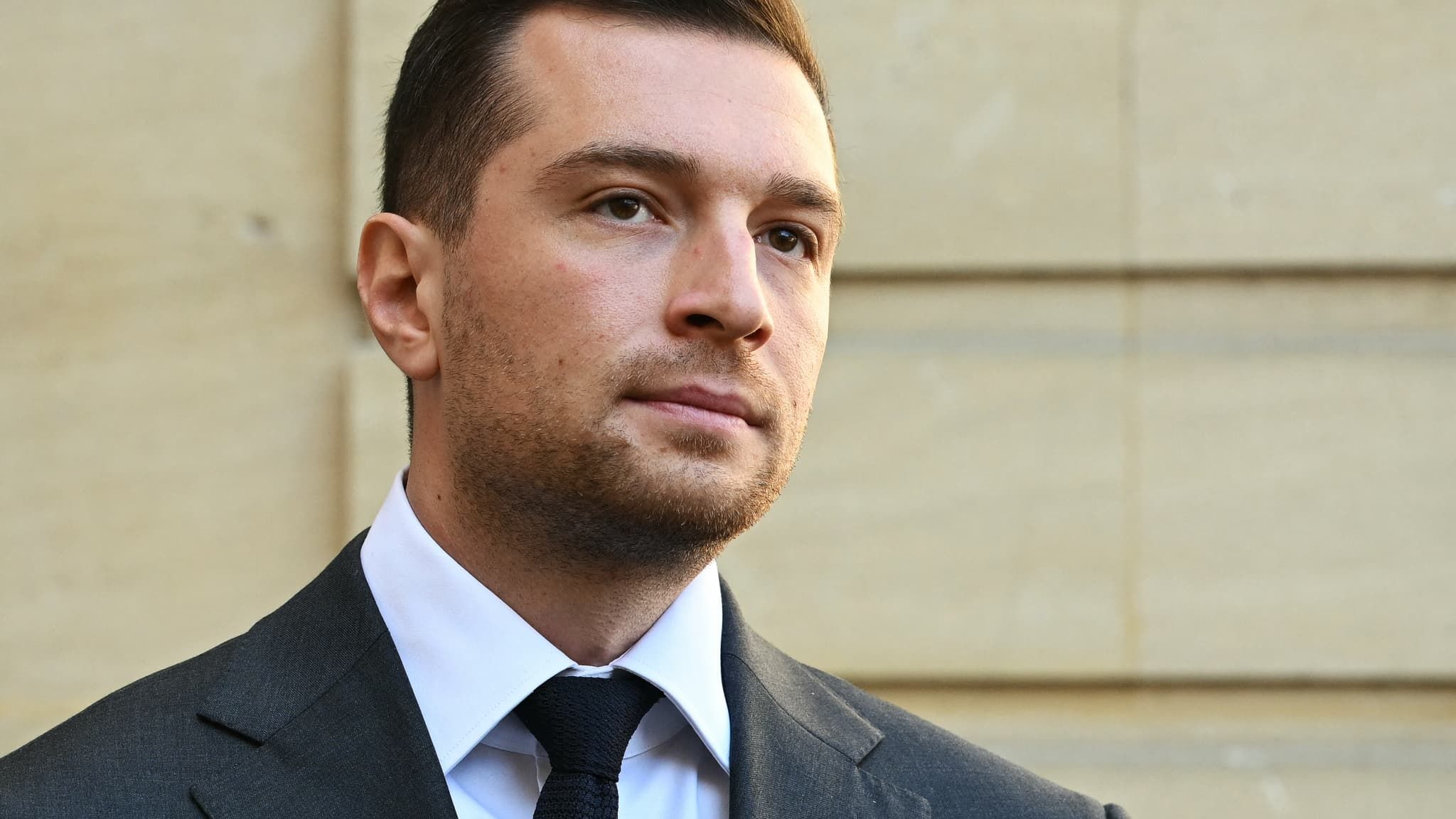 Jordan Bardella somme Macron de dissoudre l’Assemblée ou de démissionner face à la crise politique