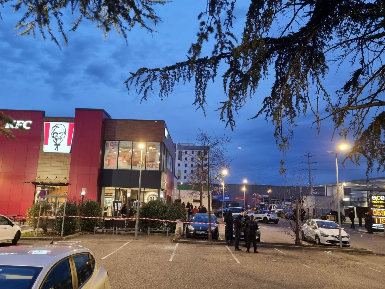 Meurtre tragique : deux blessés graves par balles dans un KFC à Vénissieux