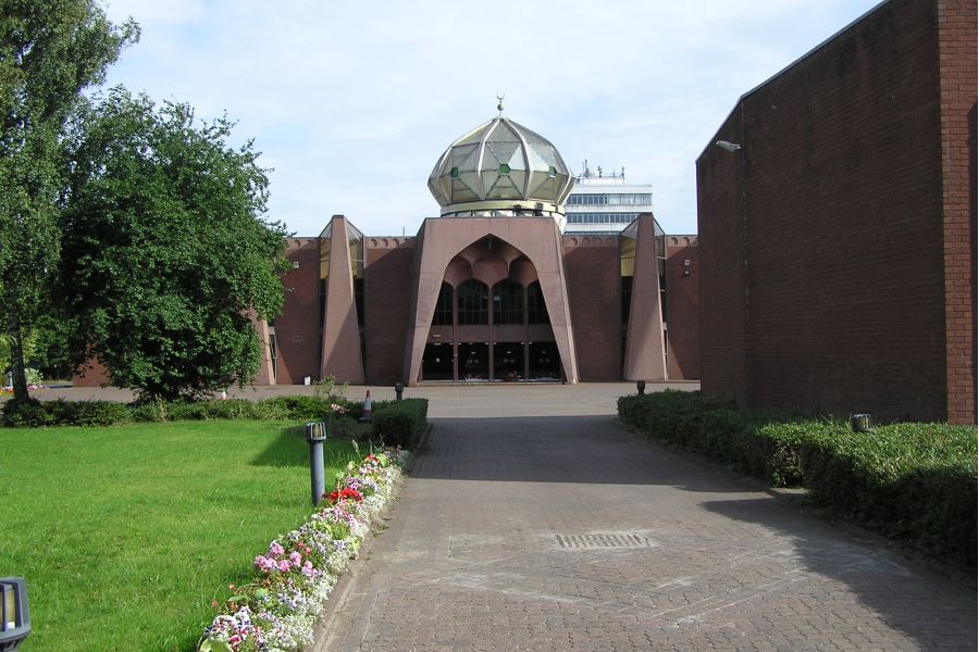 En août 2025, un adolescent de 17 ans a été condamné à dix ans de prison en Écosse pour avoir tenté d’incendier une mosquée à Glasgow.