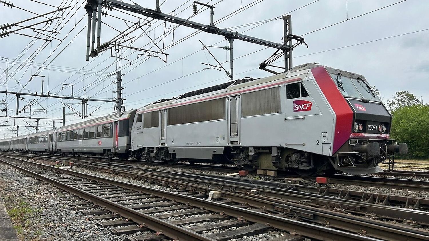 La SNCF face à la canicule : suppressions massives de trains pour le week-end du 15 août, impacts et gestion de crise