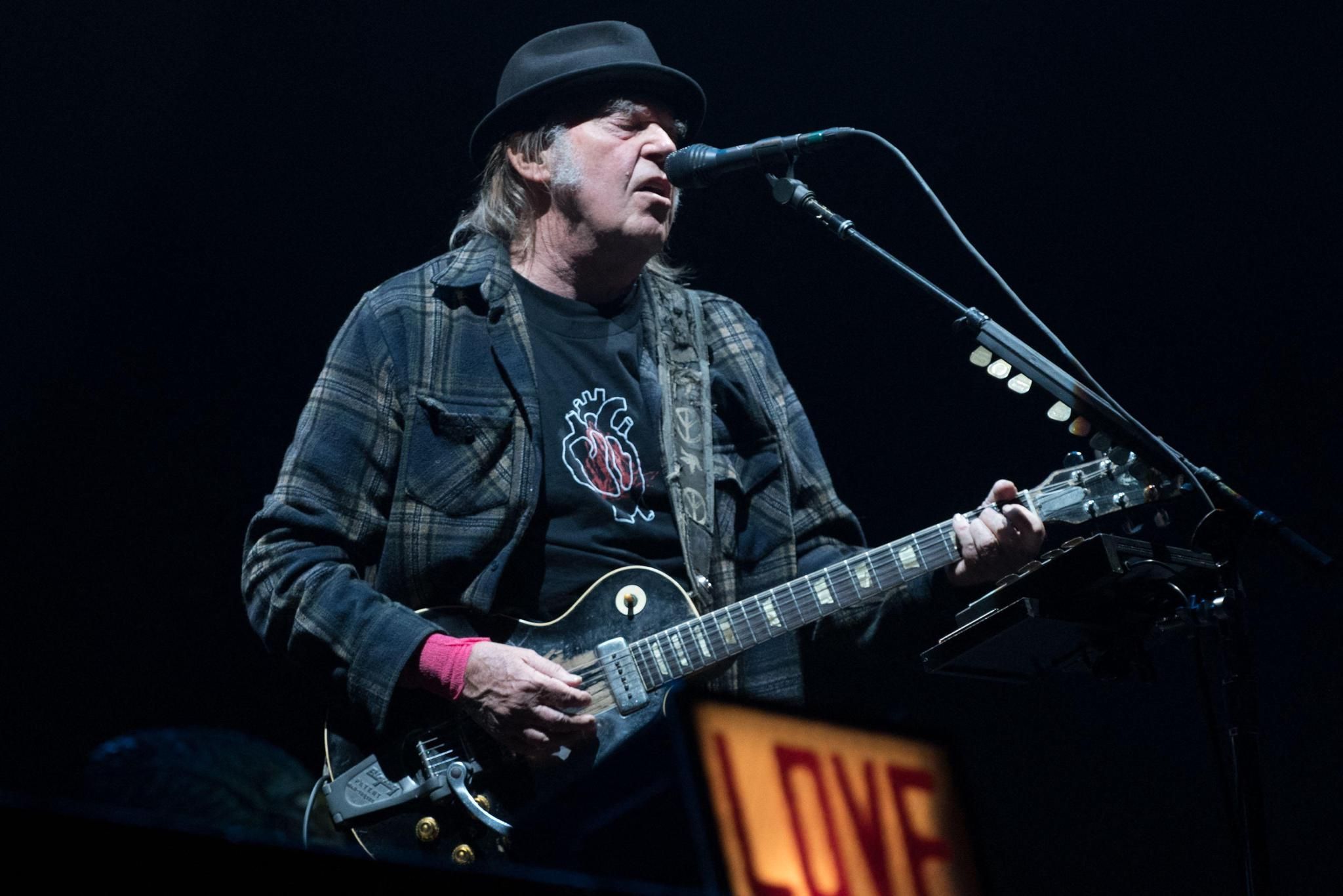 Neil Young se retire du festival de Glastonbury