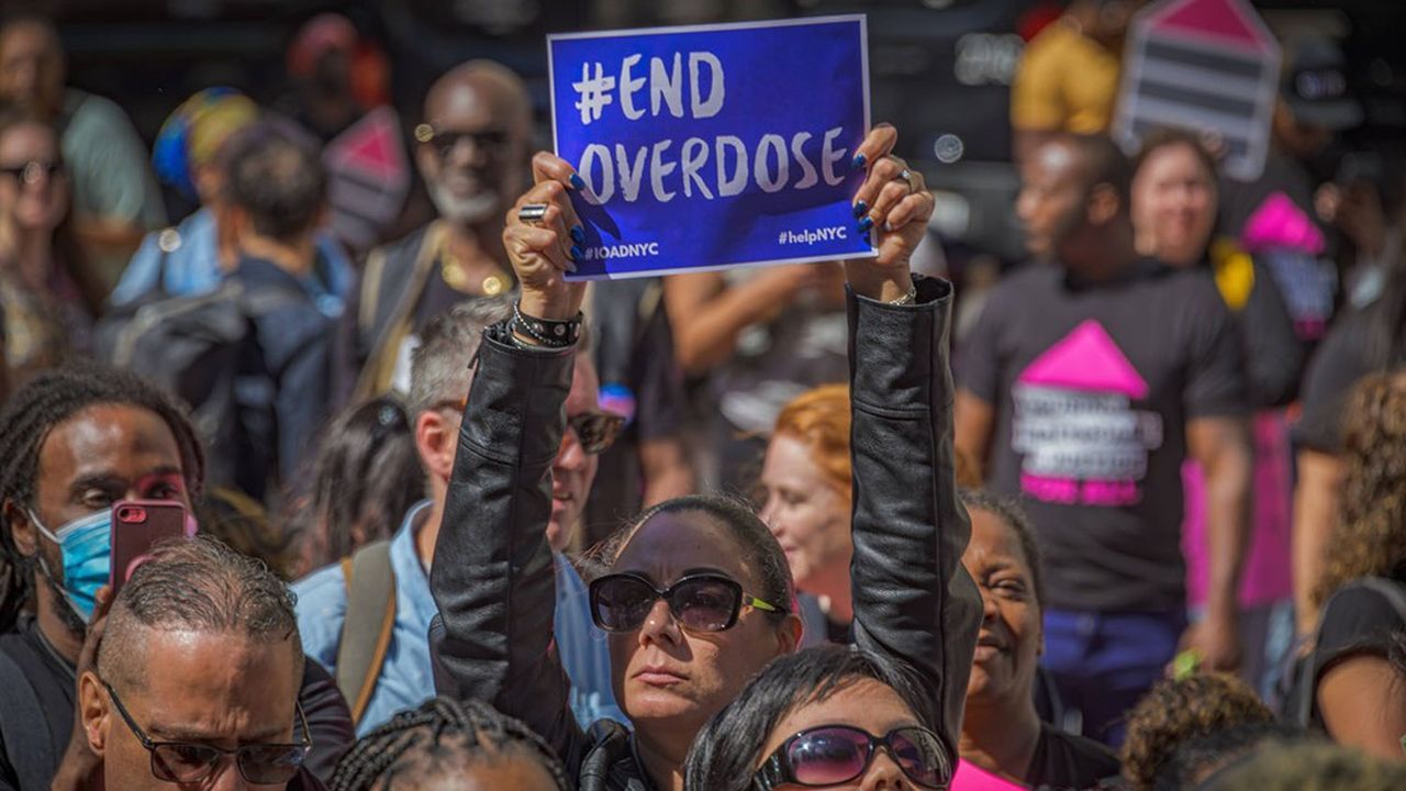 États-Unis : la mortalité par overdose en chute de 27 % – Vers un tournant dans la crise des opioïdes ?