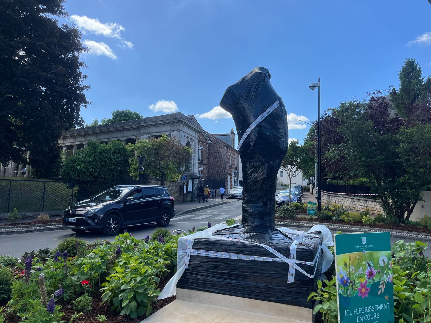 Statue d’Arnaud Beltrame inaugurée à Bry-sur-Marne, hommage à un « héros français »