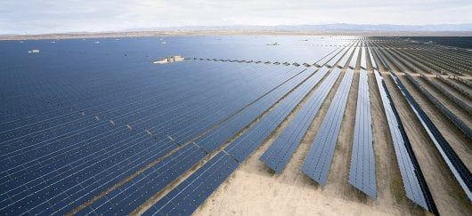 Crise Énergétique à Cuba : Charbon de bois et panneaux solaires, le "système D" face au black-out