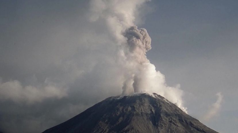 volcan Lewotobi Laki-Laki, l’éruption en Indonésie paralyse le trafic aérien à Bali