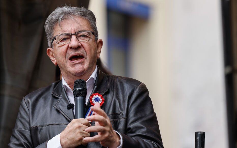 Opposition : France 2025 – Jean-Luc Mélenchon propose une motion de destitution contre Emmanuel Macron, relançant la crise institutionnelle