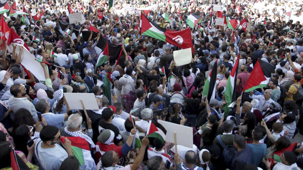 Des milliers de personnes défilent à Tunis pour soutenir la Palestine dans un conflit avec Israël
