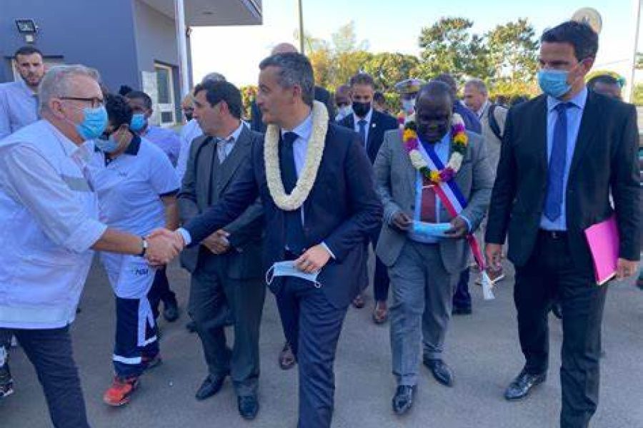 Face à une pénurie chronique de personnel médical, Mayotte ouvre ses portes aux praticiens étrangers. Cette décision, bien que controversée, vise à pallier le manque criant de soignants sur l'île. Une mesure d'urgence pour combler le déficit Un décret publié le 3 juillet au Journal officiel permet désormais aux médecins diplômés hors de l'Union européenne d'exercer à Mayotte sans passer par les épreuves de vérification des connaissances habituellement requises. Cette mesure exceptionnelle vise à : •	Répondre rapidement au manque de professionnels de santé •	Améliorer l'accès aux soins pour la population mahoraise •	Soulager les équipes médicales actuellement surchargées Un dispositif qui suscite des inquiétudes Cette décision ne fait pas l'unanimité au sein de la communauté médicale locale : •	Thierry Lahalle, président du syndicat des praticiens hospitaliers à Mayotte, exprime son étonnement face à l'adoption de ce décret •	Des craintes sont émises quant à la qualité des soins qui pourraient être prodigués par des médecins n'ayant pas réussi les examens standards •	Une manifestation a eu lieu le 10 juin pour alerter sur le manque de soignants et demander des garanties Les revendications des médecins locaux Face à cette situation, les praticiens de Mayotte demandent : 1.	Un socle de médecins titulaires pour encadrer les nouveaux arrivants 2.	Des solutions pour attirer davantage de médecins diplômés en France 3.	Des garanties sur la qualité des soins et la sécurité des patients Une mesure nécessaire malgré les controverses Malgré les inquiétudes, cette décision apparaît comme une nécessité au regard de la situation sanitaire critique de l'île : •	Mayotte fait face à des défis sanitaires majeurs (épidémies, maladies tropicales, etc.) •	Le manque de personnel médical compromet l'accès aux soins pour de nombreux habitants •	Cette mesure s'inscrit dans une stratégie plus large visant à renforcer le système de santé de l'île En conclusion, bien que controversée, l'autorisation donnée aux médecins étrangers d'exercer à Mayotte semble être une réponse pragmatique à une situation d'urgence. L'enjeu sera maintenant de trouver un équilibre entre la nécessité d'augmenter rapidement les effectifs médicaux et le maintien d'un niveau de qualité des soins satisfaisant.