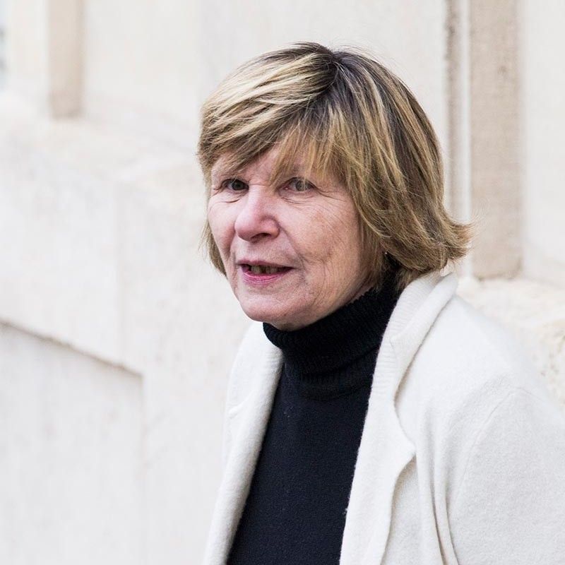 Portrait Chinois : Qui est Mimi Marchand la dame de l’ombre du show biz français ?