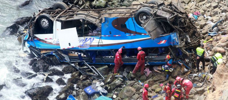Pérou : un car avec des scolaires tombe d'une falaise, 11 morts, un drame révélateur des défis des transports