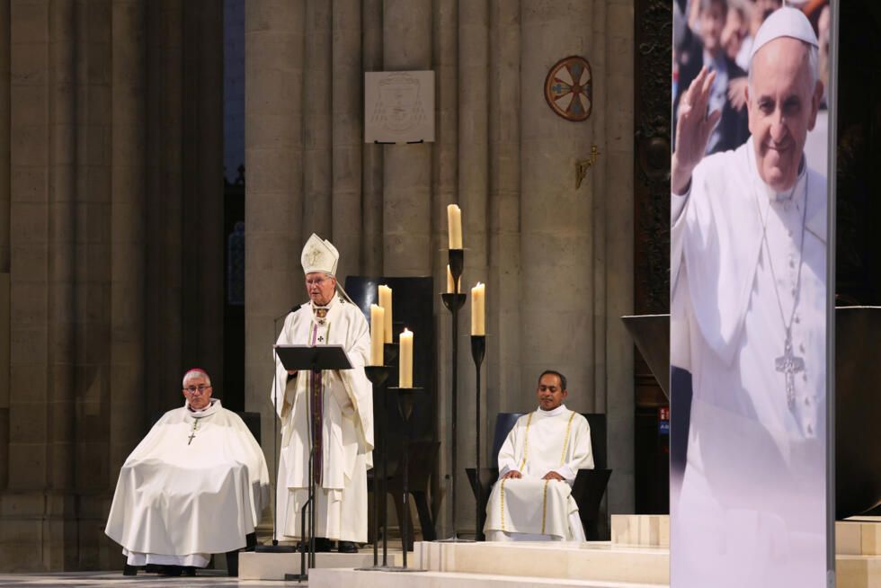 Messe solennelle à Paris en hommage au pape François