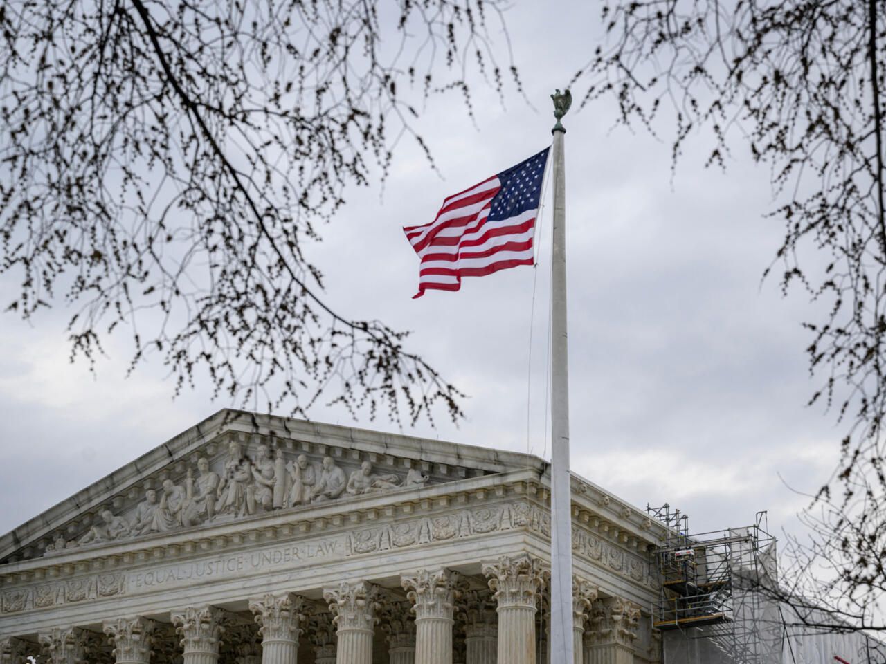 La Cour suprême autorise les descentes anti-migrants de Trump, un tournant controversé