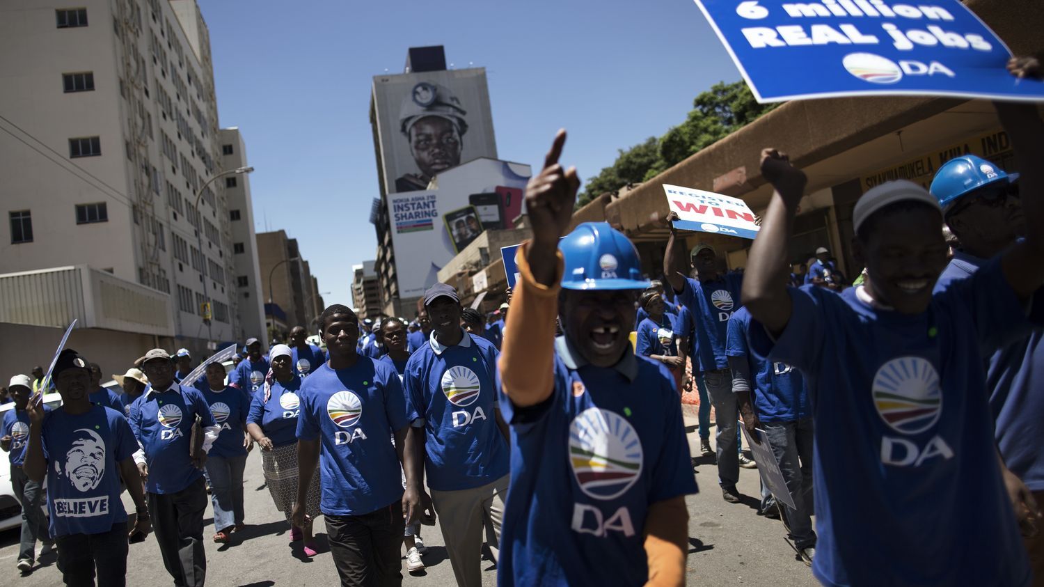 Afrique du Sud : Des milliers de manifestants appellent au départ de l'ambassadeur israélien