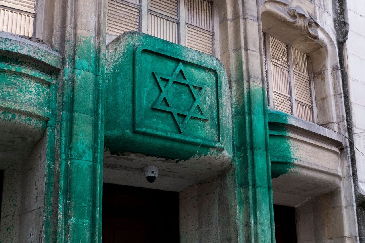 Jets de peinture sur des lieux juifs – Trois étrangers interpellés, l’antisémitisme à l’épreuve de la République