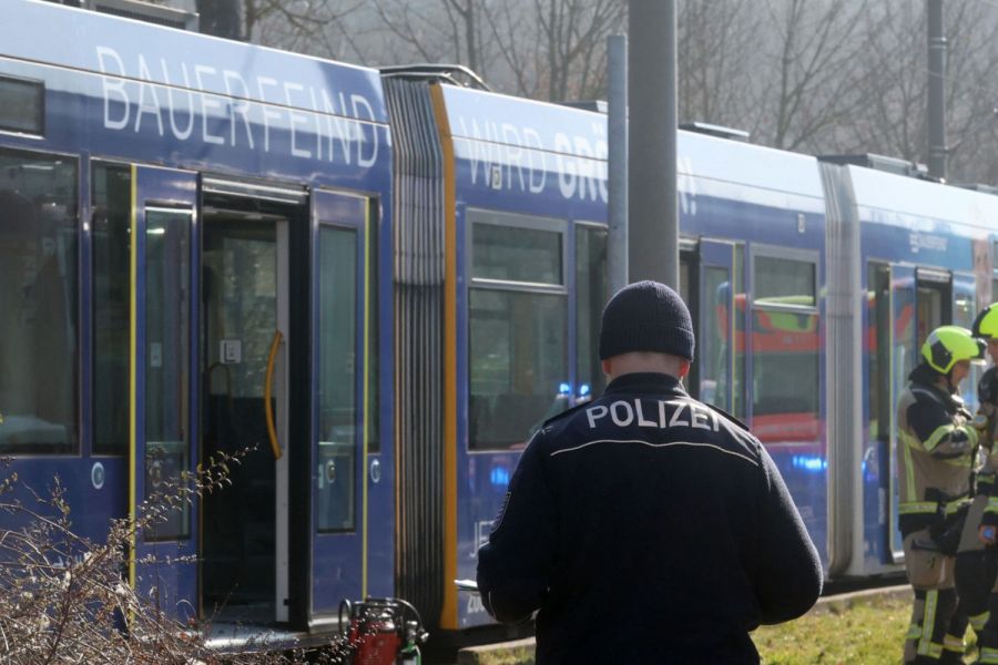 Allemagne : Une femme aspergée d'essence et grièvement brûlée dans un tramway, un acte de violence conjugale qui choque le pays