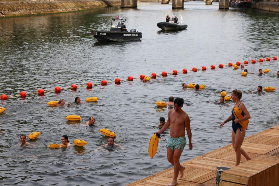 Baignade populaire : 20 000 Parisiens dans la Seine, la reconquête de la ville par ses habitants