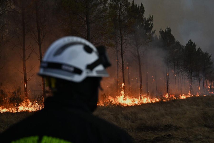 Incendies de forêt dans le Sud de la France : La sécurité civile sous pression face aux vagues de chaleur