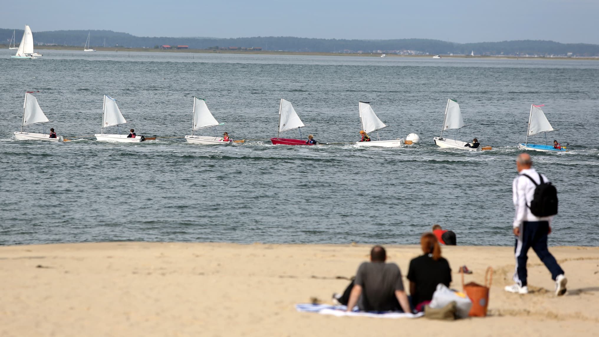 Arcachon : la famille d’un enfant tué en mer s’indigne de la remise en liberté du pêcheur récidiviste – Quand la justice et la société s’affrontent sur la question de la récidive