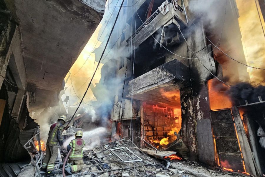 Le 5 octobre 2025, une frappe aérienne israélienne a tué deux personnes dans le sud du Liban, dont un membre important du Hezbollah, a rapporté l’agence nationale d’information libanaise (ANI). Malgré un cessez-le-feu en vigueur depuis le 27 novembre 2024 à la suite d’une année de conflit intense entre Israël et le Hezbollah, Tsahal a poursuivi ses opérations militaires dans la région, ciblant ce qu’il qualifie d’infrastructures et cadres de la « Force Radwan », unité d’élite de la branche armée du Hezbollah. Le membre tué, Hassan Atwi, commandant de la défense aérienne du Hezbollah dans la région de Nabatiyé, était un acteur clé dans la réorganisation et le réarmement de cette force, selon l’armée israélienne. Attentif aux liens entre le mouvement et l’Iran, qui reste son principal soutien, Atwi coordonnait les achats d’équipements militaires pour renforcer la capacité opérationnelle du Hezbollah, notamment avec l’acquisition de systèmes sophistiqués de défense et d’attaque. L’autre victime de la frappe était son épouse, au volant du véhicule touché. Hassan Atwi avait déjà été blessé lors d’une explosion majeure l’année précédente, perdant notamment la vue, ce qui n’avait pas entravé sa montée en responsabilité au sein de l’organisation. Cet assassinat ciblé est perçu comme une tentative d’Israël de maintenir la pression sur le Hezbollah, alors que les tensions restent vives au sud du Liban, où se concentre la majorité du dispositif militaire chiite. Depuis l’accord de cessez-le-feu, l’armée israélienne a intensifié ses frappes, notamment dans la plaine de la Békaa et la région montagneuse d’Hermel, ciblant des bases militaires et des combattants désignés. Malgré la trêve, les échanges d’attaques transfrontalières perdurent dans une escalade cyclique, affectant durablement la population civile libanaise. Des centaines de morts, blessés et déplacés sont recensés depuis 2023, dans un contexte humanitaire critique. La communauté internationale continue d’exhorter à la désescalade et au retour au dialogue politique, notamment à travers le rôle de la FINUL (Force intérimaire des Nations unies au Liban) qui maintient une présence pour prévenir un retour au conflit ouvert. Cependant, la pression d’Israël sur le Hezbollah reste stratégique, visant à limiter son autonomie militaire considérée comme une menace existant à la frontière nord d’Israël. La politique israélienne cherche aussi à compliquer les liens entre le Hezbollah et l’Iran, perçue comme un acteur déstabilisateur majeur dans la région.