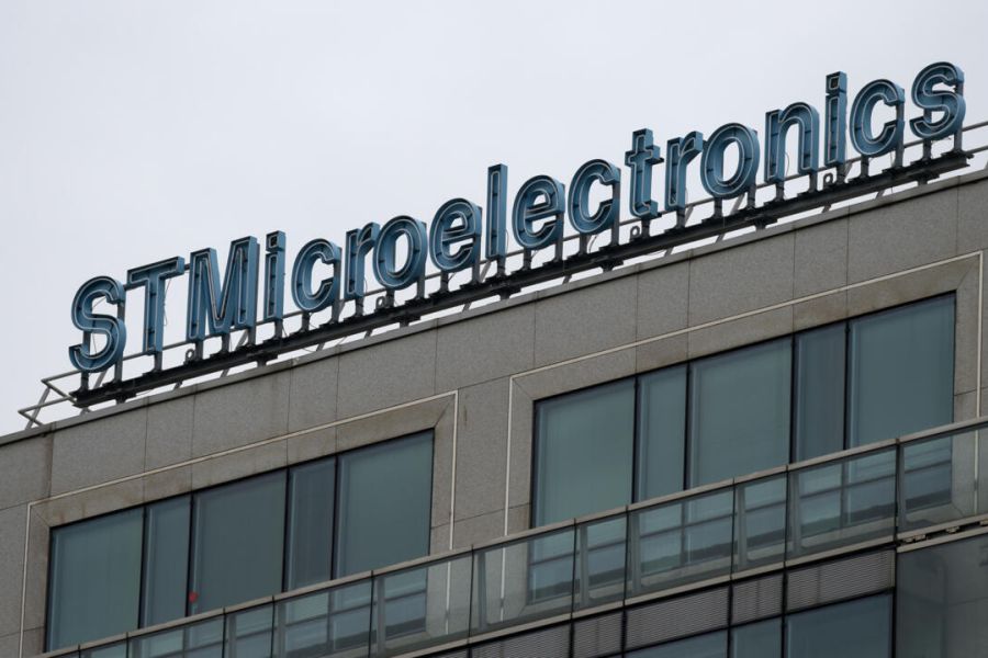 STMicroelectronics : Restructuration massive et virage stratégique - Analyse des enjeux pour l'emploi et la compétitivité européenne.