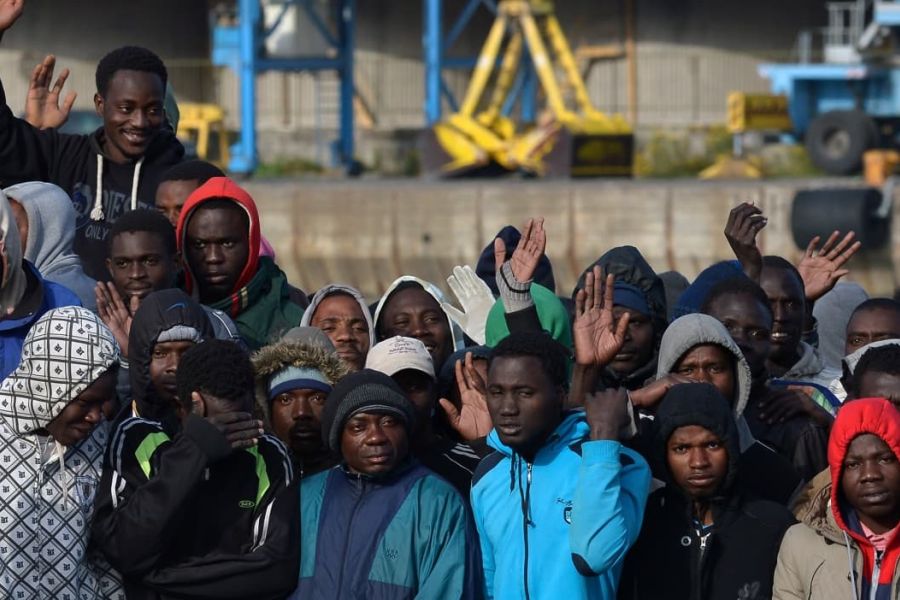 Le chancelier allemand Olaf Scholz et 16 gouverneurs d'États se sont mis d'accord sur la mise en œuvre de mesures plus strictes pour faire face à l'afflux croissant de migrants. Cette décision a été prise lors de la conférence du Premier ministre qui s'est tenue lundi à Berlin.  Les mesures décidées comprennent l'accélération des procédures d'asile, la limitation des prestations accordées aux demandeurs d'asile et l'augmentation du soutien financier fédéral aux États et aux communautés locales. Après la conférence, Olaf Scholz, chancelier allemand, Stephan Weil, ministre-président de Basse-Saxe, et Boris Rhein, ministre-président de Hesse, ont tenu une conférence de presse commune.  Lors de la conférence de presse, le chancelier Olaf Scholz a souligné la nécessité de poursuivre l'intensification des contrôles aux frontières allemandes et a discuté du recalibrage des paiements de pension alimentaire pour les demandeurs d'asile.  Les changements proposés incluent l’extension du soutien de 18 à 36 mois et la prise en charge des services d’hébergement et de restauration pour les demandeurs d’asile.