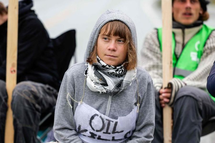 200 écologistes, dont Greta Thunberg, bloquent la principale raffinerie de Norvège