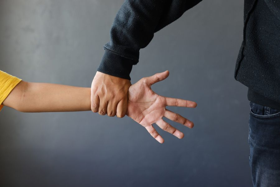 Une institutrice condamnée pour violence : les limites de l'autorité et le bien-être infantile en question
