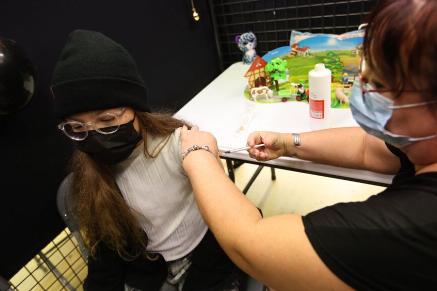 Covid-19 : pourquoi les enfants sont-ils si peu vaccinés en France ?