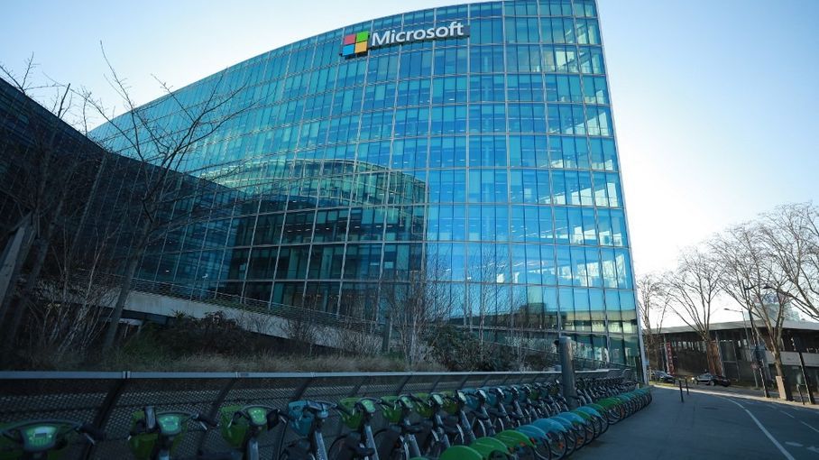Microsoft maintient sa position forte dans la tech mondiale malgré un plan massif de réductions d’effectifs