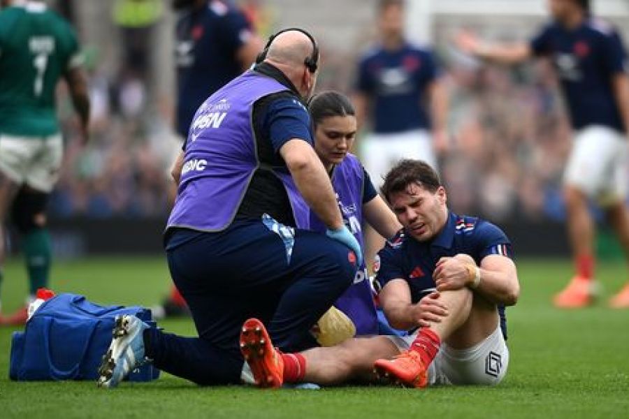 Antoine Dupont opéré du genou droit à Toulouse : Fin de saison et inquiétudes pour la Coupe du Monde 2027 ?