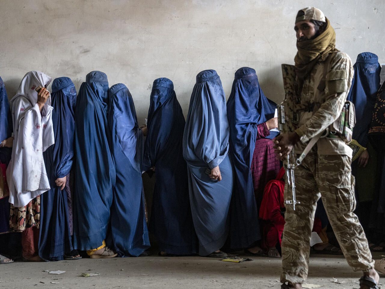 Afghanistan, retour de l’uniforme taliban à l’école, droits des femmes menacés