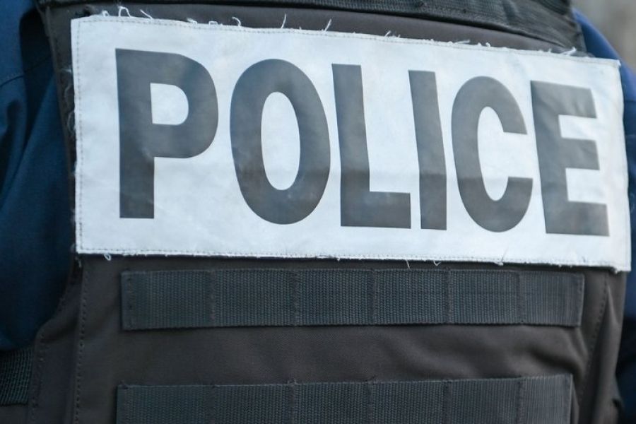 un adolescent de 15 ans braque le gérant d’un bar, son arme s’enraye