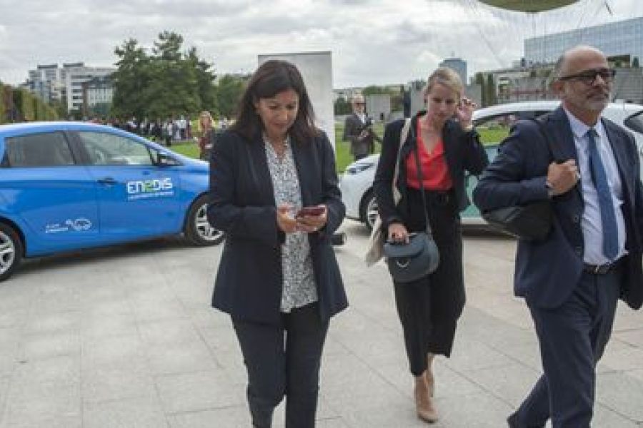 Anne Hidalgo sous pression après avoir accumulé une facture téléphonique exorbitante lors d’un voyage à Tahiti