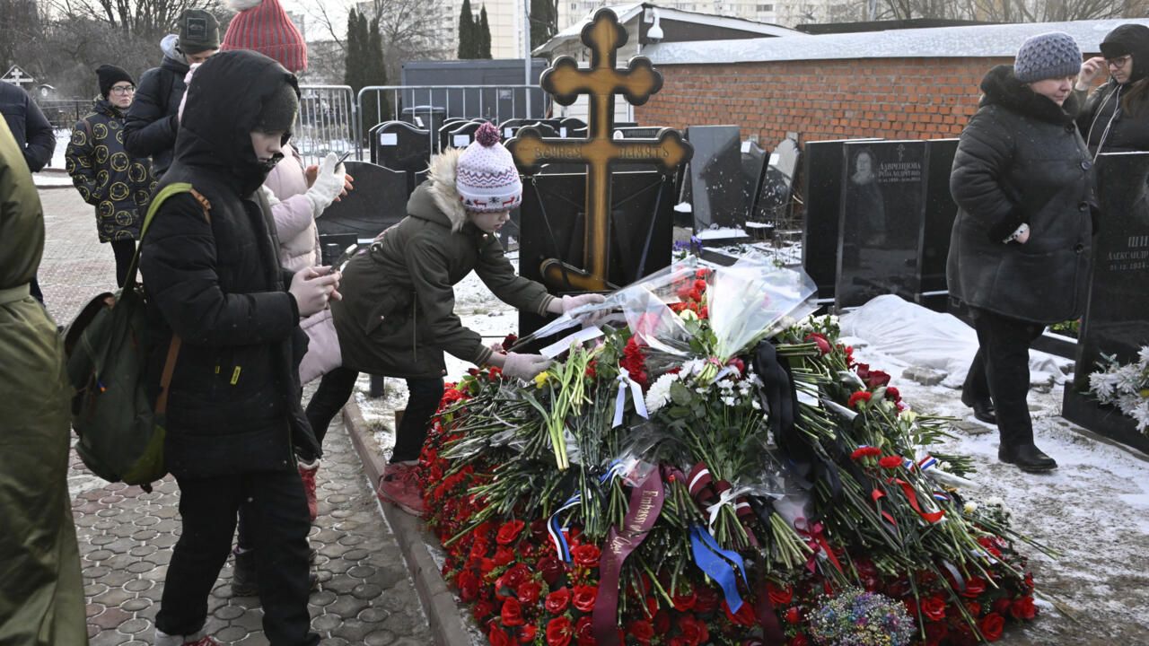 Russie : Hommage Massif à Navalny Malgré le Risque, Un An Après sa Mort - Courage et Mémoire