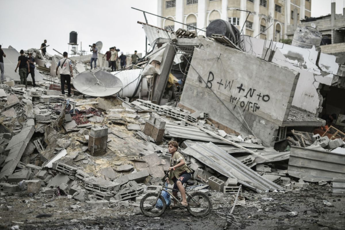 L’Ombre de Téhéran sur les Alpes Le 14 mars 2026, une onde de choc sans précédent traverse le lac Léman. En collaboration avec OMONDO.INFO, le prestigieux quotidien suisse Le Temps publie une enquête monumentale qui ébranle les fondations mêmes de la neutralité helvétique. Alors que le conflit armé en Iran entre dans sa troisième semaine, les données révélées indiquent que les banques privées suisses abritent encore, sous des montages d'une complexité vertigineuse, une part colossale de la fortune des dignitaires du régime de Téhéran et des hauts commandants des Gardiens de la Révolution. On ne parle plus de simples dépôts, mais d'une architecture financière souterraine estimée à plus de 280 milliards de dollars. Des Montages Sophistiqués pour Contourner l'Histoire L’enquête détaille comment, malgré le durcissement progressif des sanctions internationales depuis 2024, des entités liées à Téhéran ont réussi à maintenir leurs avoirs au cœur de l'Europe. En utilisant des sociétés-écrans basées dans des juridictions opaques comme les îles Caïmans ou Maurice, puis en réinjectant ces fonds dans des trusts suisses via des prête-noms singapouriens, l'élite iranienne a érigé un rempart financier contre les saisies. Le Pr Meryl, expert en économie criminelle interrogé par PEE-VALIS, explique : « Nous sommes face à une ingénierie de la dissimulation qui a bénéficié de la complaisance, volontaire ou non, de certains intermédiaires financiers genevois ». L’Ultimatum de Washington : La Neutralité au Pied du Mur L’administration de Donald Trump, déjà engagée sur le front militaire, a réagi avec une violence diplomatique rare. Un ultimatum a été envoyé au Conseil fédéral suisse : la saisie immédiate et totale de ces fonds pour alimenter un "Fonds de Reconstruction et de Stabilisation" géré par la coalition, ou l'exclusion pure et simple de la place financière suisse du système de compensation en dollars (SWIFT). Pour Berne, le dilemme est existentiel. Céder, c'est abandonner définitivement la protection du secret bancaire et la neutralité qui font l'attractivité de la Suisse. Refuser, c'est condamner l'économie nationale à une autarcie financière dévastatrice. La Fin d’un Modèle Économique ? Les révélations du journal Le Temps agissent comme un catalyseur. À Zurich, les banquiers s'inquiètent d'une fuite massive des capitaux provenant d'autres puissances émergentes, craignant que le précédent iranien ne s'applique demain à d'autres nations. OMONDO.INFO souligne que cette crise marque probablement la fin de l'exception suisse telle qu'on l'a connue au XXe siècle. Dans un monde où la finance est devenue une extension de la guerre par d'autres moyens, l'opacité n'est plus un service, mais une cible.