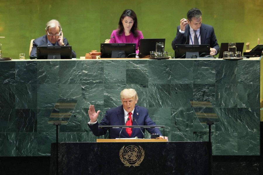 Introduction : Vers un nouvel ordre oligarchique Le 20 janvier 2026 marque une rupture tectonique dans l'histoire des relations internationales. Donald Trump a officialisé la création du "Peace Club" (Le Club de la Paix), une instance supranationale destinée à remplacer, de fait sinon de droit, l'Organisation des Nations Unies. Ce club, dont l'adhésion est conditionnée par le PIB et la puissance militaire, prône une gestion du monde par les "États Forts". Est-ce un pragmatisme nécessaire ou un pas de plus vers le précipice de la guerre totale ? La fin du multilatéralisme égalitaire Depuis 1945, l'ONU repose sur le principe (théorique) de l'égalité souveraine des États. Le "Peace Club" balaie cet héritage. Trump le martèle : « Pourquoi le vote d'une petite nation devrait-il peser autant que celui du pays qui finance la sécurité mondiale ? ». Le Club est dirigé par un directoire composé des USA, de l'Inde, de la Russie, de l'Arabie Saoudite et, de manière plus ambivalente, d'une frange de l'UE menée par les nations les plus riches. Le fonctionnement du Club : La paix par le contrat, pas par la loi Dans le "Peace Club", on ne parle plus de "Droit International", mais de "Deals de Sécurité". Si deux nations entrent en conflit, le Club n'envoie pas de Casques bleus ; il impose une solution commerciale basée sur les intérêts des grandes puissances membres. C'est le règne de la Realpolitik pure, débarrassée de l'hypocrisie humanitaire. •	L'exclusion des pauvres : Les nations dont le PIB est inférieur à un certain seuil n'ont aucun droit de cité. Elles sont reléguées au rang de "Territoires Sous Gérance". •	Le contournement du Conseil de Sécurité : En transférant les financements de l'ONU vers ce nouveau Club, Washington assèche l'organisation genevoise, la condamnant à l'obsolescence bureaucratique. Un pas de plus vers le précipice ? L'analyse des chercheurs en polémologie est terrifiante. Le "Peace Club" recrée les conditions de 1914 : un système d'alliances secrètes et de blocs de puissance sans instance de médiation neutre. En plaçant la richesse au-dessus de la loi, Trump fragilise les nations émergentes et pousse les exclus (le "Sud Global" non-aligné) vers une radicalisation sans précédent. L'ONU était imparfaite, mais elle offrait un espace de parole. Le "Peace Club" offre un espace de transaction. Si la transaction échoue, il ne reste que la force. Ce basculement vers une ploutocratie mondiale, où quelques chefs d'État riches décident du sort des 8 milliards d'humains, pourrait être l'étincelle d'une révolte globale des nations "invisibles". Le précipice n'est plus une métaphore ; il est le sol sur lequel nous marchons désormais.