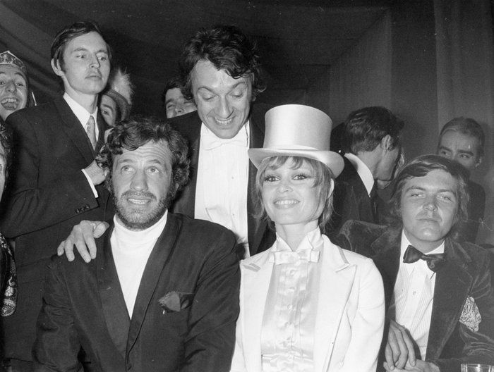 Le cinéma français, longtemps porté par des figures emblématiques telles que Brigitte Bardot, Jean-Paul Belmondo et Alain Delon, se trouve aujourd'hui à un tournant crucial de son histoire.